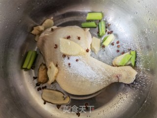 泡椒柠檬手撕鸡的做法步骤：2
